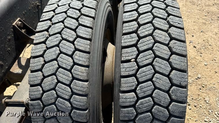 image for item DW6536 2010 International 4400 truck cab and chassis