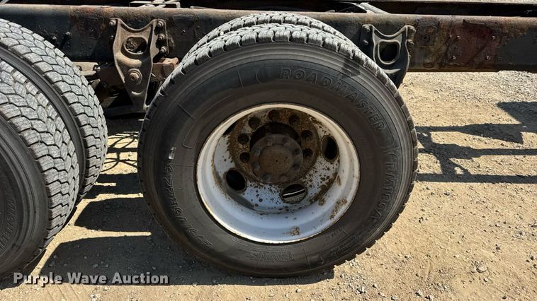 image for item DW6536 2010 International 4400 truck cab and chassis