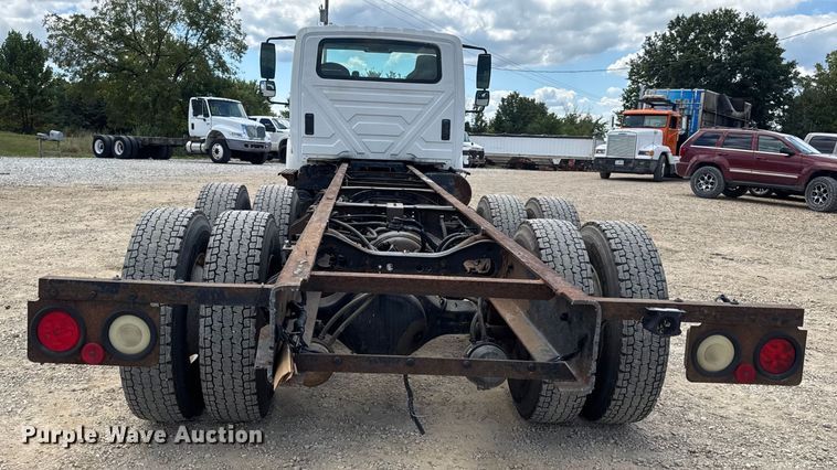 image for item DW6537 2004 International 4400 truck cab and chassis