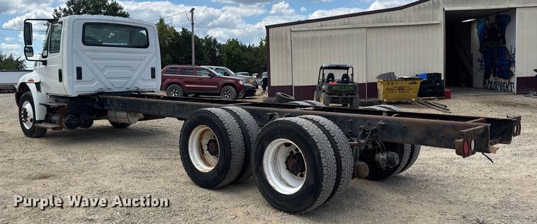 image for item DW6537 2004 International 4400 truck cab and chassis