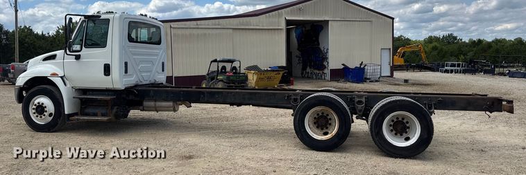 image for item DW6537 2004 International 4400 truck cab and chassis