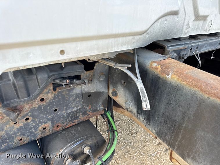 image for item DW6537 2004 International 4400 truck cab and chassis