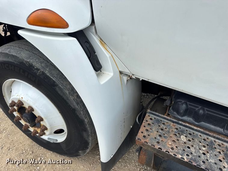 image for item DW6537 2004 International 4400 truck cab and chassis