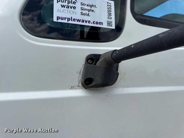 image for item DW6537 2004 International 4400 truck cab and chassis