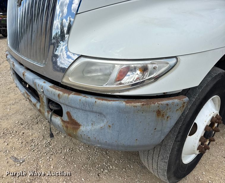 image for item DW6537 2004 International 4400 truck cab and chassis