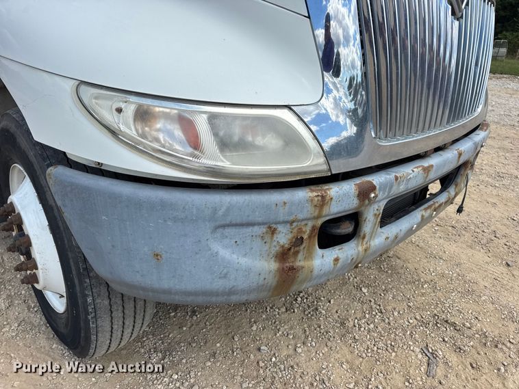 image for item DW6537 2004 International 4400 truck cab and chassis