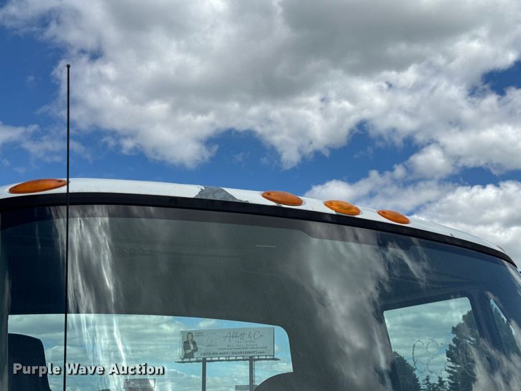 image for item DW6537 2004 International 4400 truck cab and chassis