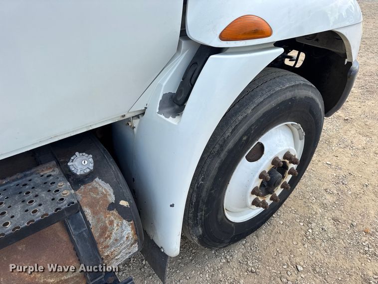 image for item DW6537 2004 International 4400 truck cab and chassis