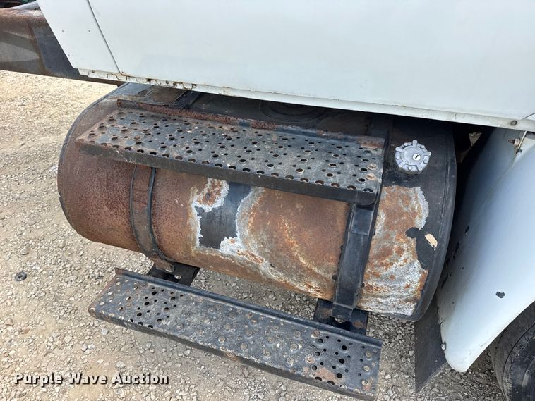 image for item DW6537 2004 International 4400 truck cab and chassis