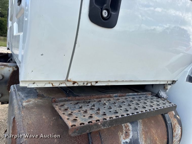 image for item DW6537 2004 International 4400 truck cab and chassis