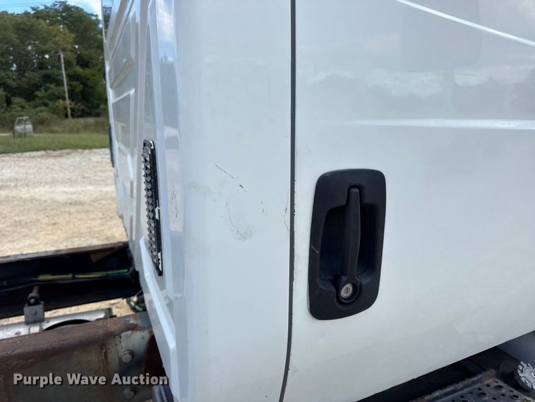 image for item DW6537 2004 International 4400 truck cab and chassis