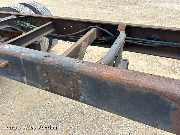 image for item DW6537 2004 International 4400 truck cab and chassis