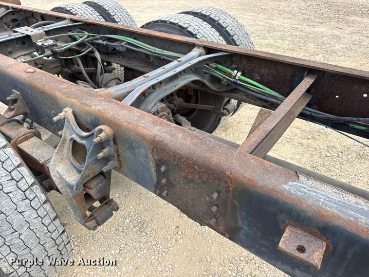 image for item DW6537 2004 International 4400 truck cab and chassis