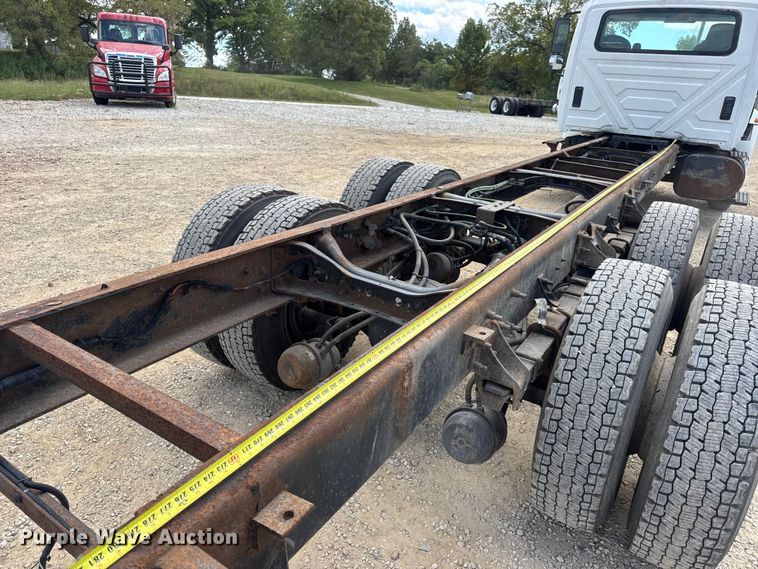 image for item DW6537 2004 International 4400 truck cab and chassis