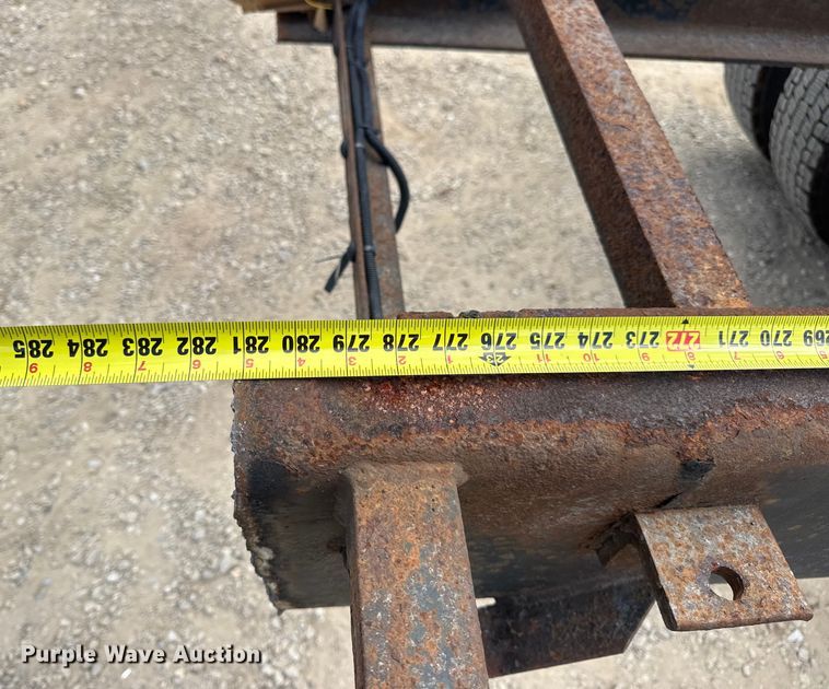 image for item DW6537 2004 International 4400 truck cab and chassis