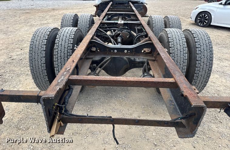 image for item DW6537 2004 International 4400 truck cab and chassis