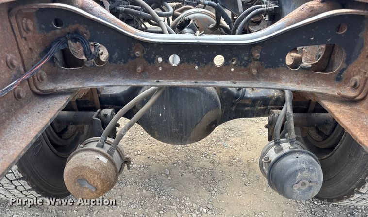 image for item DW6537 2004 International 4400 truck cab and chassis