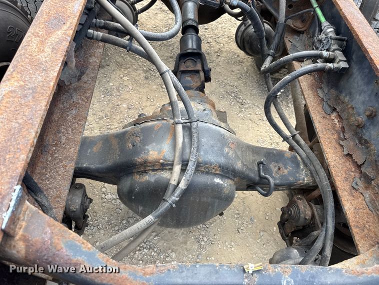 image for item DW6537 2004 International 4400 truck cab and chassis