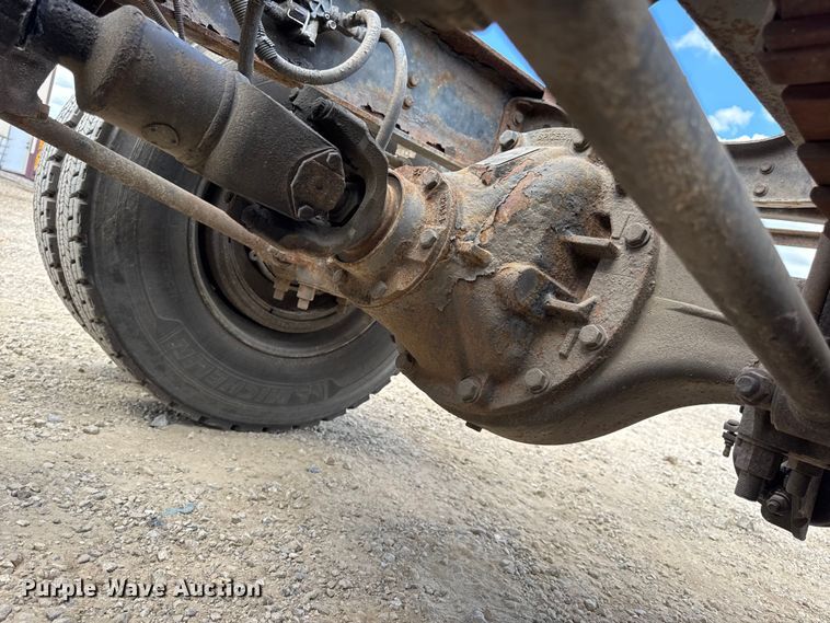 image for item DW6537 2004 International 4400 truck cab and chassis