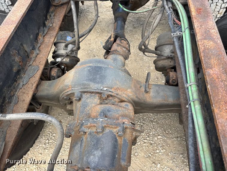 image for item DW6537 2004 International 4400 truck cab and chassis