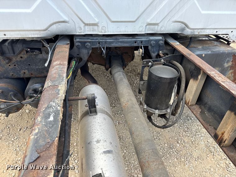 image for item DW6537 2004 International 4400 truck cab and chassis