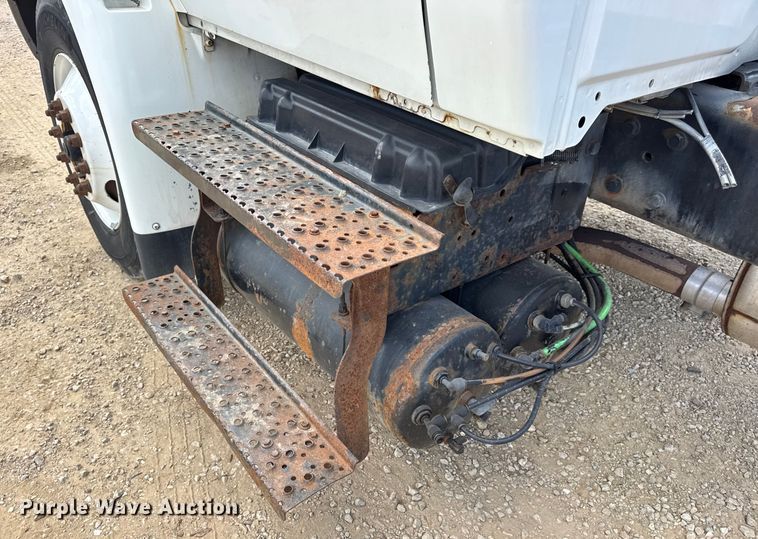 image for item DW6537 2004 International 4400 truck cab and chassis