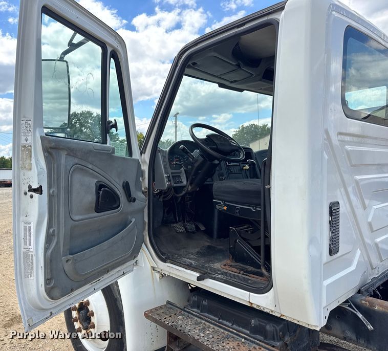 image for item DW6537 2004 International 4400 truck cab and chassis
