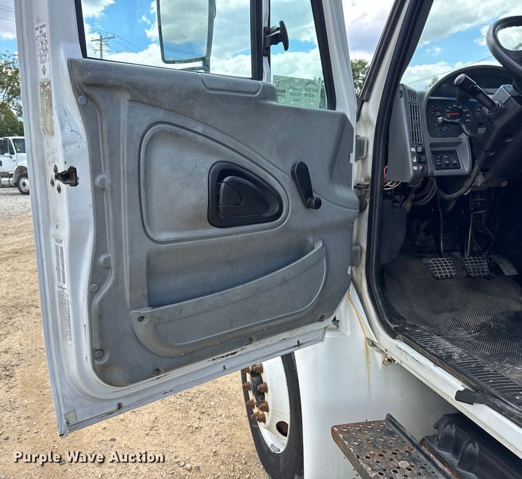 image for item DW6537 2004 International 4400 truck cab and chassis