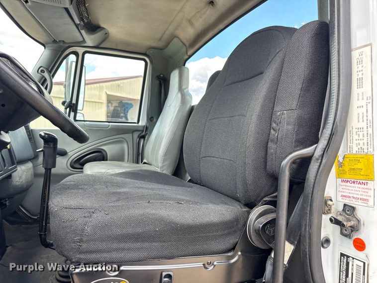 image for item DW6537 2004 International 4400 truck cab and chassis