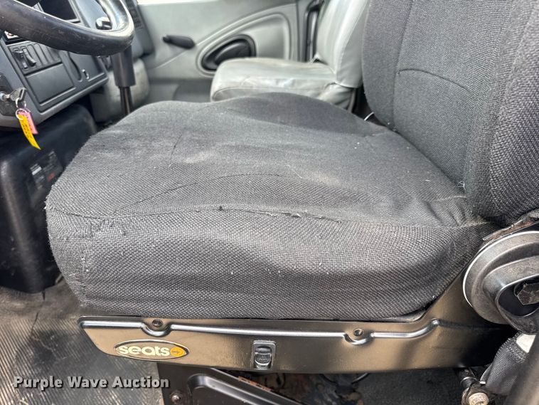 image for item DW6537 2004 International 4400 truck cab and chassis