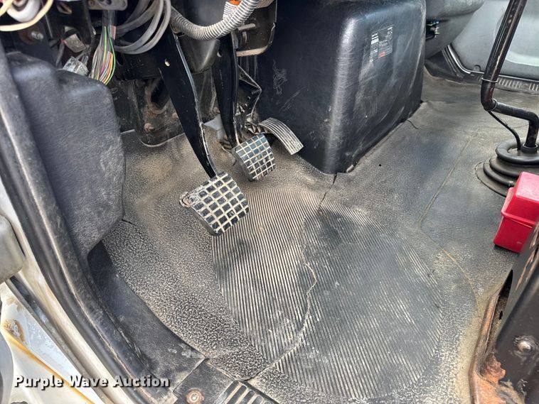 image for item DW6537 2004 International 4400 truck cab and chassis