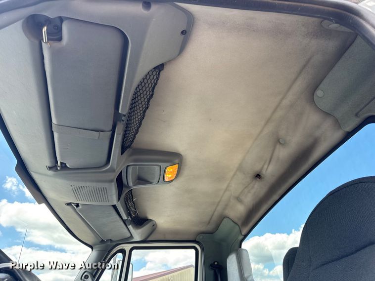 image for item DW6537 2004 International 4400 truck cab and chassis