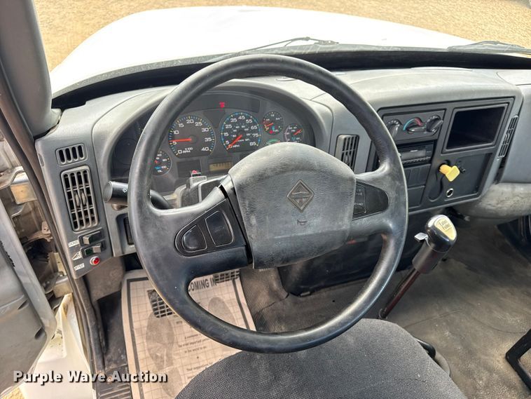 image for item DW6537 2004 International 4400 truck cab and chassis