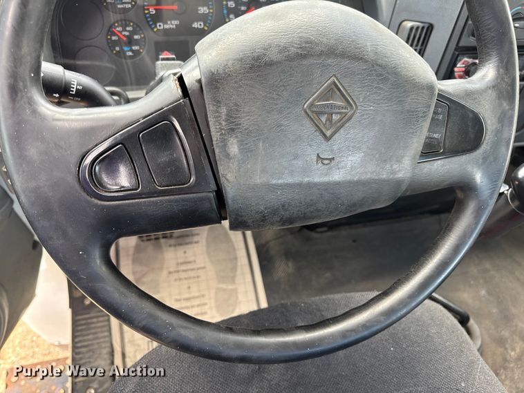 image for item DW6537 2004 International 4400 truck cab and chassis