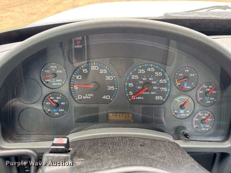 image for item DW6537 2004 International 4400 truck cab and chassis