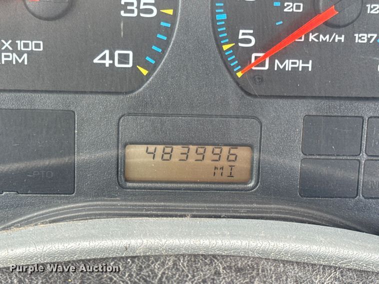 image for item DW6537 2004 International 4400 truck cab and chassis