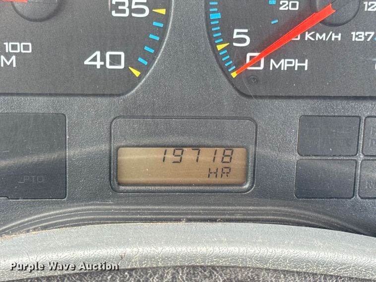 image for item DW6537 2004 International 4400 truck cab and chassis