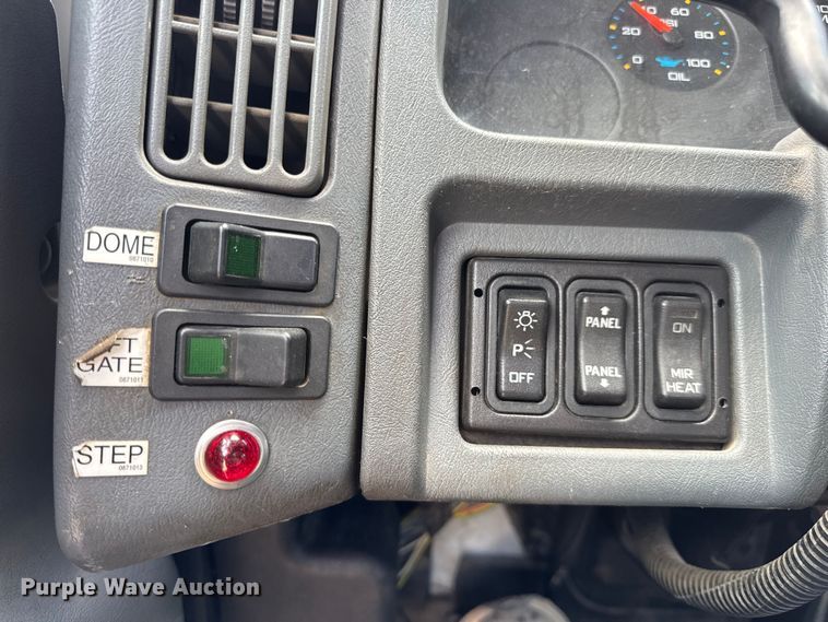 image for item DW6537 2004 International 4400 truck cab and chassis