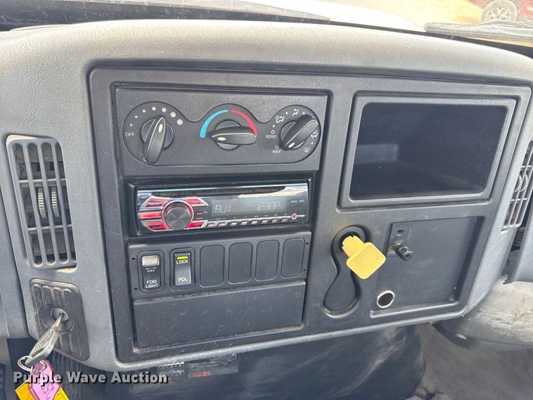 image for item DW6537 2004 International 4400 truck cab and chassis