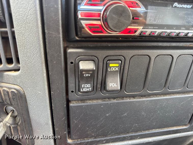 image for item DW6537 2004 International 4400 truck cab and chassis