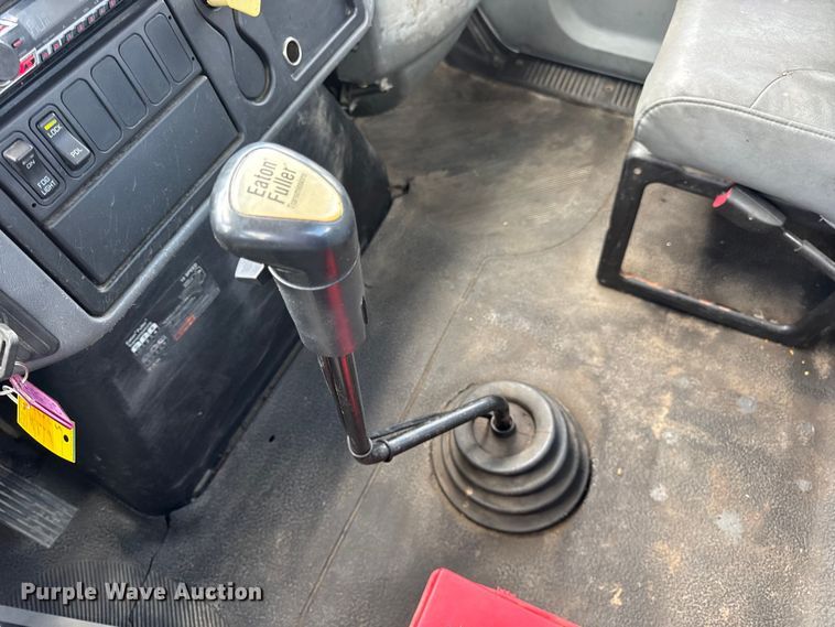 image for item DW6537 2004 International 4400 truck cab and chassis