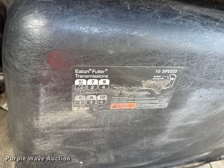 image for item DW6537 2004 International 4400 truck cab and chassis