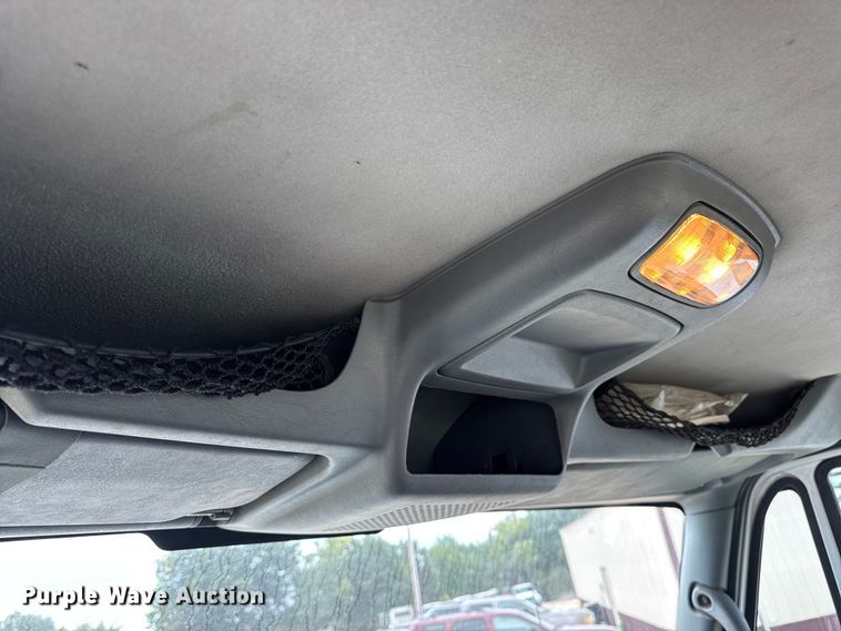 image for item DW6537 2004 International 4400 truck cab and chassis