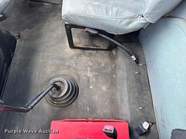 image for item DW6537 2004 International 4400 truck cab and chassis