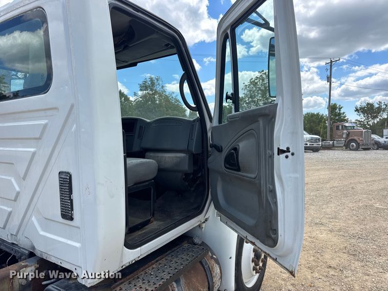 image for item DW6537 2004 International 4400 truck cab and chassis