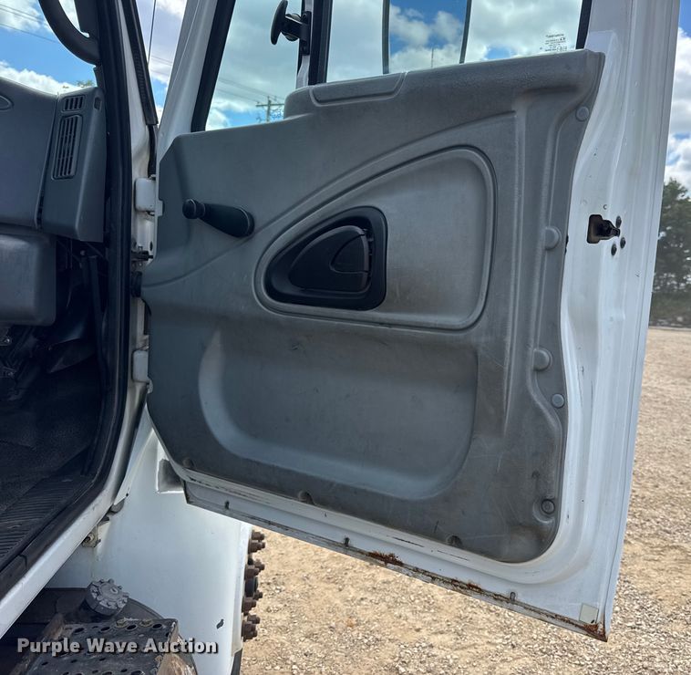 image for item DW6537 2004 International 4400 truck cab and chassis