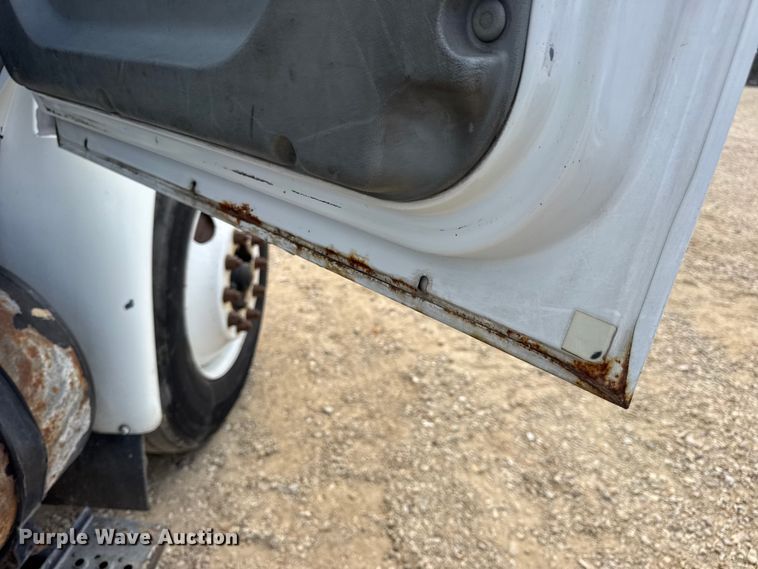 image for item DW6537 2004 International 4400 truck cab and chassis