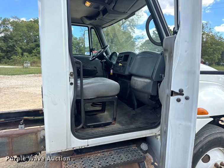 image for item DW6537 2004 International 4400 truck cab and chassis