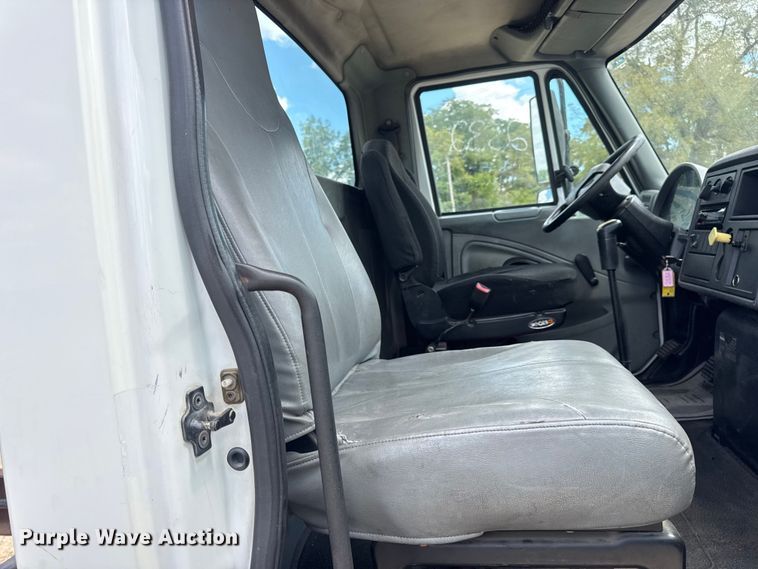 image for item DW6537 2004 International 4400 truck cab and chassis