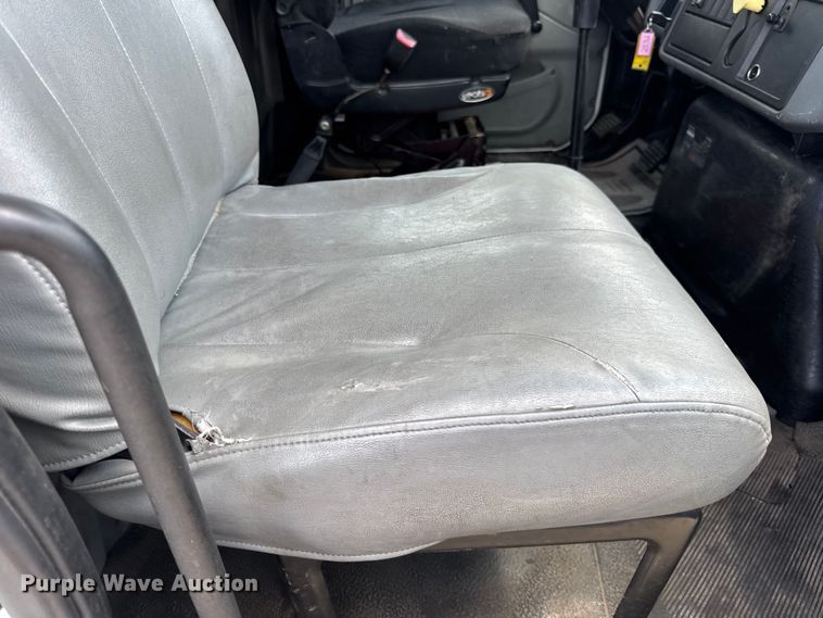 image for item DW6537 2004 International 4400 truck cab and chassis